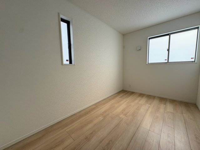 クレイドルガーデン那覇市識名 第３・２号棟の洋室|二面採光の２階洋室5.5帖