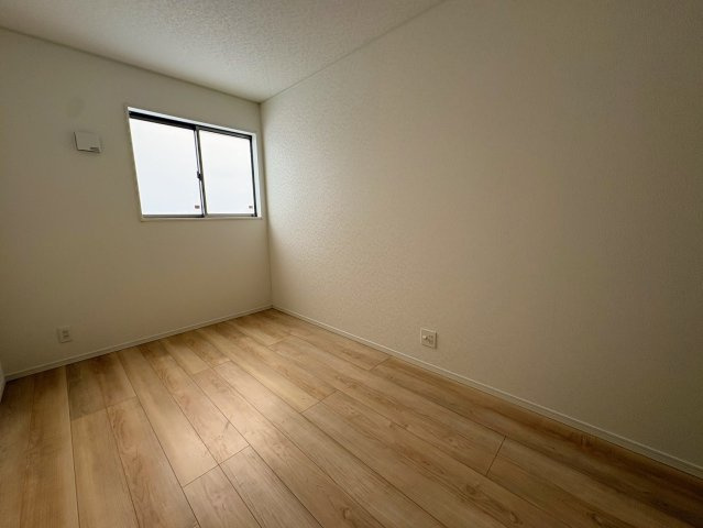 クレイドルガーデン那覇市識名 第３・２号棟の洋室|二面採光の２階洋室5.5帖