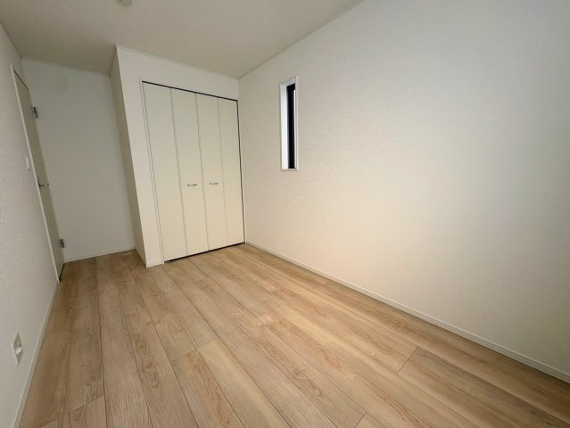 クレイドルガーデン那覇市識名 第３・２号棟の洋室|二面採光の２階洋室5.5帖・クローゼット収納付き