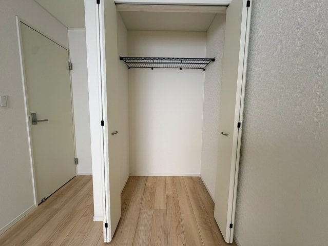 クレイドルガーデン那覇市識名 第３・２号棟の収納|２階洋室5.5帖に設置されたクローゼット収納