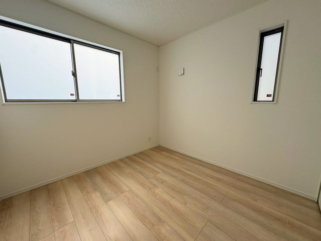 クレイドルガーデン那覇市識名 第３・２号棟の洋室|二面採光の２階洋室5帖