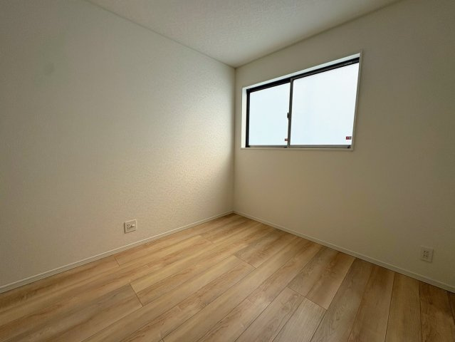 クレイドルガーデン那覇市識名 第３・２号棟の洋室|二面採光の２階洋室5帖