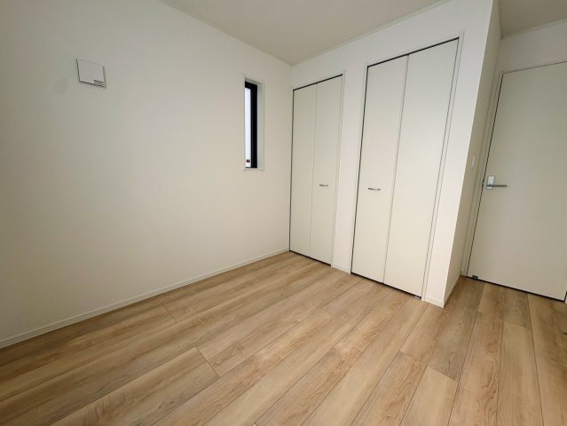 クレイドルガーデン那覇市識名 第３・２号棟の洋室|二面採光の２階洋室5帖・クローゼット＆物置付き