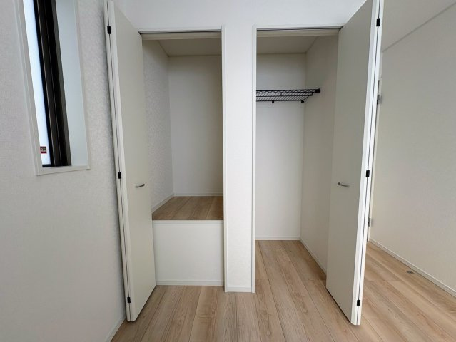 クレイドルガーデン那覇市識名 第３・２号棟の収納|２階洋室5帖に設置されたクローゼット＆物置付き