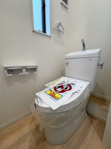 クレイドルガーデン那覇市識名 第３・２号棟のトイレ|２階トイレ・換気窓＆便利な収納棚付き／温水洗浄便座