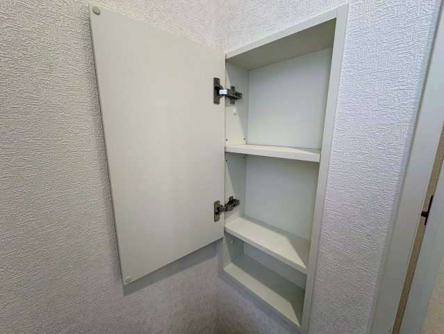 クレイドルガーデン那覇市識名 第３・２号棟のトイレ|２階トイレに設置された、便利な収納棚