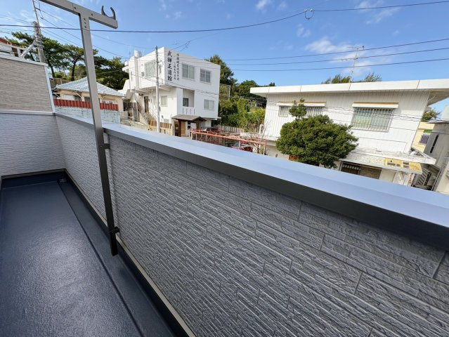 クレイドルガーデン那覇市識名 第３・２号棟のバルコニー|２階主寝室7.5帖から出入りできるバルコニー＆周辺環境