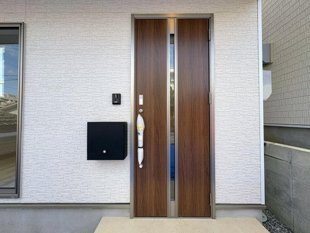 クレイドルガーデン那覇市識名 第３・２号棟の玄関|屋根付きで置き配スペースも確保できる玄関ポーチ／人感センサー付き玄関灯・TVモニター付きインターフォン・防犯カメラ