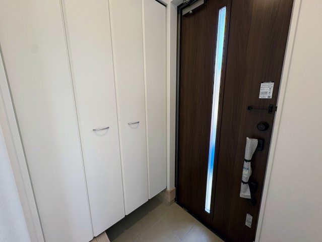 クレイドルガーデン那覇市識名 第３・２号棟の玄関|可動式棚付きで収納力抜群の天井高シューズクローゼット