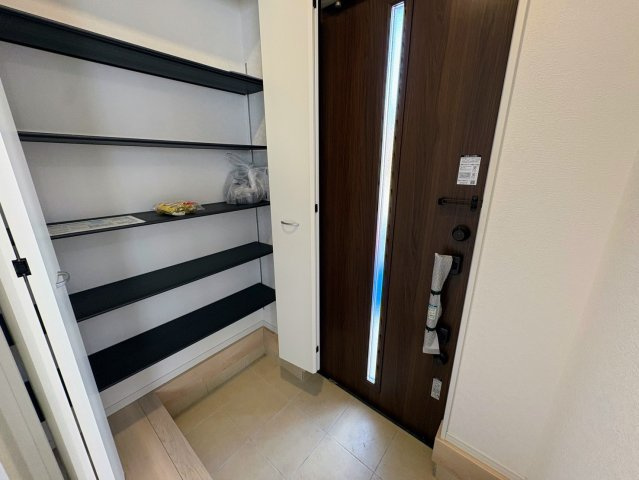 クレイドルガーデン那覇市識名 第３・２号棟の玄関|可動式棚付きで収納力抜群の天井高シューズクローゼット