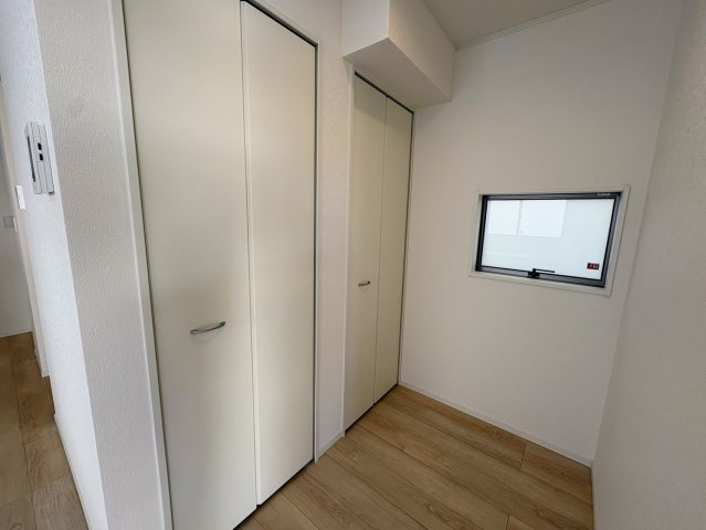 クレイドルガーデン那覇市識名 第３・２号棟の収納|１階リビング側の廊下に便利なクローゼット収納×２♪