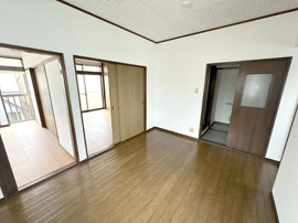 東南角部屋につき明るい室内