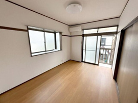 東南角部屋につき明るい室内