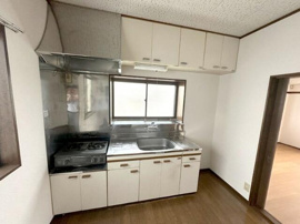 上部吊戸棚つきのキッチン