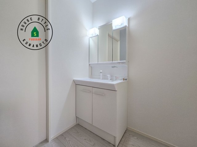 合志市御代志第13-2棟（3号棟）　の内観：施工例|毎日使うものだから清潔な空間を保ちたい水回り。洗面にはそんな願いを解消させてくれる収納アイデアが満載です。三面鏡の裏側にはキャビネットが現れ小物から背の高い物まで収納できます。