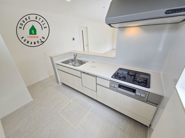 合志市御代志第13-2棟（3号棟）　の内観：施工例|ダイニングテーブルへの配膳がラクラク、お料理はかどるカウンター付きシステムキッチン！