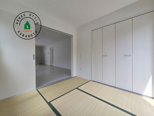 合志市御代志第13-2棟（3号棟）　の内観：施工例|和室を上手に活用すると暮らし方の幅が広がります。例えば普段は開け放して、子供の小さいうちはお昼寝や遊びのスペースに。畳はソフトなので転んでもケガをしにくく安心です