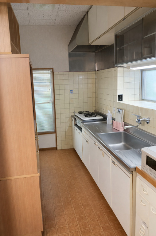 売中古戸建　三島市光ヶ丘3丁目のキッチン|収納力のあるシステムキッチンを備えた、作業しやすい独立型キッチンです。調理スペースも広く、日々のお料理が快適です。