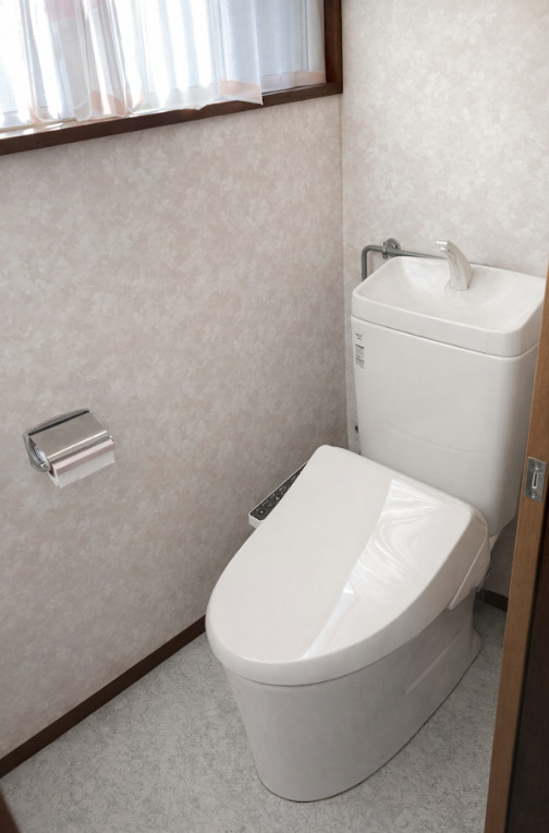 売中古戸建　三島市光ヶ丘3丁目のトイレ|清潔感のあるトイレスペースです。窓付きで自然換気ができ、明るく快適にお使いいただけます。