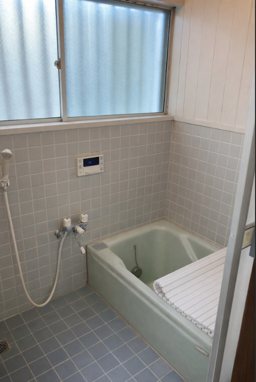 売中古戸建　三島市光ヶ丘3丁目の浴室|窓付きで換気がしやすい浴室です。自然光も入り、明るく清潔感のある空間です。