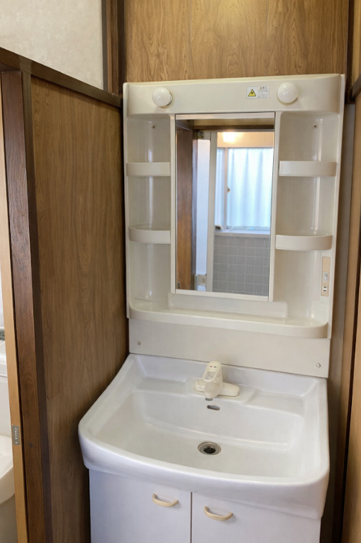 売中古戸建　三島市光ヶ丘3丁目の独立洗面台|収納付きミラーが備わった洗面化粧台です。身支度がしやすく、洗面まわりをすっきり保てます。