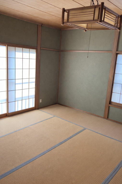 売中古戸建　三島市光ヶ丘3丁目の和室|落ち着いた雰囲気の和室です。窓から入る光を和らげる障子が柔らかな自然光を室内に取り入れてくれています。