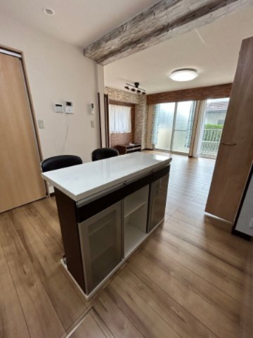 グリーンヒル戸崎の内装|カウンターテーブル・椅子2脚　残置