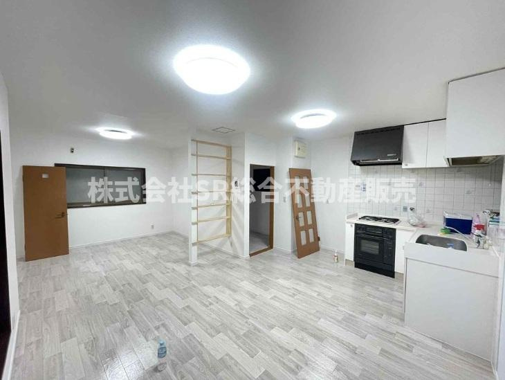 角田2丁目中古戸建の居間・リビング|L字型のシステムキッチンもあり、ご家族でゆったりお過ごしいただけます！