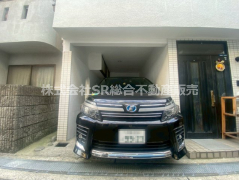 角田2丁目中古戸建の駐車場|お車をお持ちの方には嬉しい駐車場はビルトインガレージ（車種による）です！車庫には便利な収納付きです♪