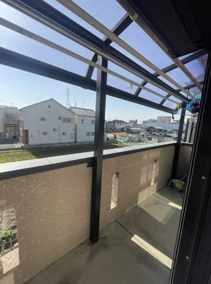 【バルコニー】 | 八尾市旭ケ丘2丁目 | 南向きのバルコニー☆現況、前面に建物が無く陽当り良好☆雨除けテラス屋根付きです☆