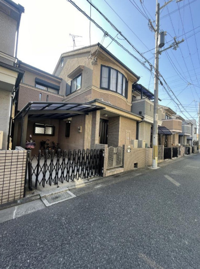 【外観】 | 八尾市旭ケ丘2丁目 | 【2階建て♪カーポート付き4LDK♪平成10年築☆】ローン返済目安：月々約70391円（頭金0円、変動金利0.875％、返済期間40年、ボーナス払い無しで試算しています）