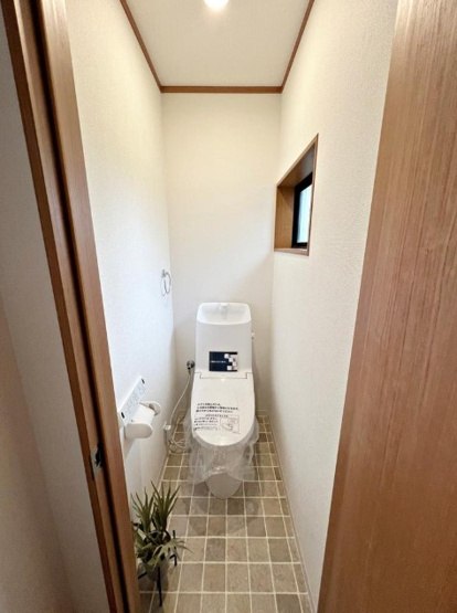 【トイレ】 | 川越市寺尾　中古一戸建住宅　(ふじみ野店) | 温水洗浄機能付のトイレ。各階に設置されているので来客時も気兼ねなくお使いいただけます。※画像内の家具・小物・スタンドライト・シーリングライトは販売対象外です。