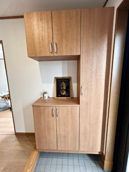 【玄関】 | 川越市寺尾　中古一戸建住宅　(ふじみ野店) | コの字型のシューズボックスはウェルカムボードや小物類もお洒落に飾れるので自分好みのエントランスを作れます。※画像内の家具・小物・スタンドライト・シーリングライトは販売対象外です。