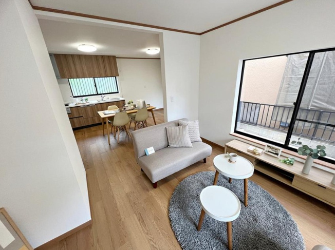 【居間・リビング】 | 川越市寺尾　中古一戸建住宅　(ふじみ野店) | 3面採光の明るく開放的なLDK。17帖の広さがありゆったりとお寛ぎいただけます。※画像内の家具・小物・スタンドライト・シーリングライトは販売対象外です。