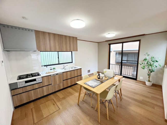 【キッチン】 | 川越市寺尾　中古一戸建住宅　(ふじみ野店) | 落ち着いた色味のクロスとフローリングでほっと一息つける空間です。※画像内の家具・小物・スタンドライト・シーリングライトは販売対象外です。