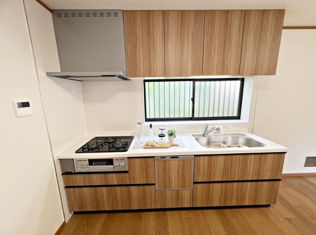 【キッチン】 | 川越市寺尾　中古一戸建住宅　(ふじみ野店) | お皿洗いの負担を減らす食洗機付システムキッチン。収納も多くスッキリとしたキッチンスペースを維持しやすいです。※画像内の家具・小物・スタンドライト・シーリングライトは販売対象外です。