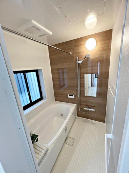 【浴室】 | 川越市寺尾　中古一戸建住宅　(ふじみ野店) | 1日の疲れを癒す癒し空間。浴室乾燥機が備わり、天候を気にせず洗濯物を干すことが可能です。※画像内の家具・小物・スタンドライト・シーリングライトは販売対象外です。