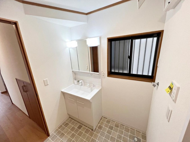 【独立洗面台】 | 川越市寺尾　中古一戸建住宅　(ふじみ野店) | 洗面台には大きく見やすい三面鏡が付いているので、身支度がスムーズに行えます。※画像内の家具・小物・スタンドライト・シーリングライトは販売対象外です。