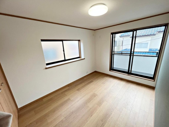 【寝室】 | 川越市寺尾　中古一戸建住宅　(ふじみ野店) | 2階6帖東側/2面採光につき暖かな陽射しが差し込みます。全居室6帖以上の広さを確保しています。※画像内の家具・小物・スタンドライト・シーリングライトは販売対象外です。