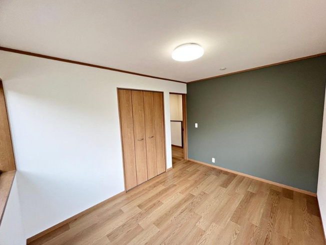 【子供部屋】 | 川越市寺尾　中古一戸建住宅　(ふじみ野店) | 2階6帖北側/アクセントクロスを採用したお洒落なお部屋。収納も設置されており、お部屋を広くお使いいただけます。※画像内の家具・小物・スタンドライト・シーリングライトは販売対象外です。