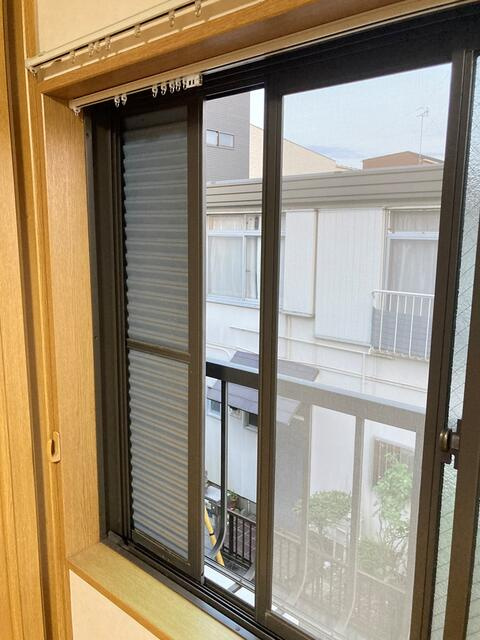 窓には雨戸と物干フックつき