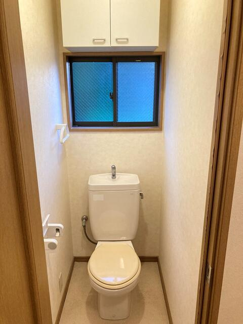 窓付きのトイレ