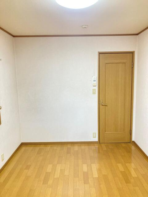 フローリング仕上げの約６帖洋室