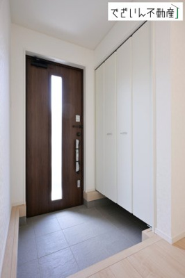 【玄関】 | CRADLE GARDEN加須市馬内第3　【平屋】新築住宅 | ≪4号棟≫清潔感溢れる玄関がお出迎えする本邸宅の物語は、ここから始まる日常を期待させます。この場所には「希望」と「優越」で包み込んでくれる「特別」な空間があります。
現地(2026年5月撮影)