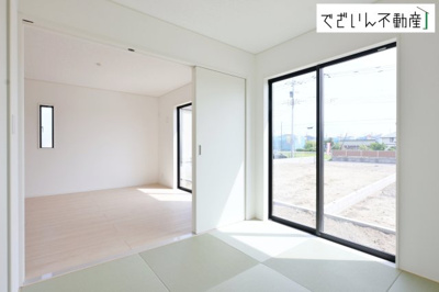 【和室】 | CRADLE GARDEN加須市馬内第3　【平屋】新築住宅 | ≪4号棟≫時にはリビングのフローリングやソファではなく、ゆったりと畳の上で過ごしたいものです。陽光が照らし出す畳が美しい和室です。
現地(2026年5月撮影)