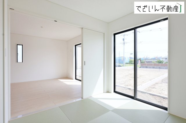 【和室】 | CRADLE GARDEN加須市馬内第3　【平屋】新築住宅 | ≪4号棟≫時にはリビングのフローリングやソファではなく、ゆったりと畳の上で過ごしたいものです。陽光が照らし出す畳が美しい和室です。
現地(2026年5月撮影)