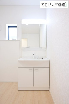 【独立洗面台】 | CRADLE GARDEN加須市馬内第3　【平屋】新築住宅 | ≪4号棟≫スタイリッシュなデザインの三面鏡の洗面化粧台。鏡の裏が収納になっており、整髪料などを収納しておくことができます。
現地(2026年5月撮影)