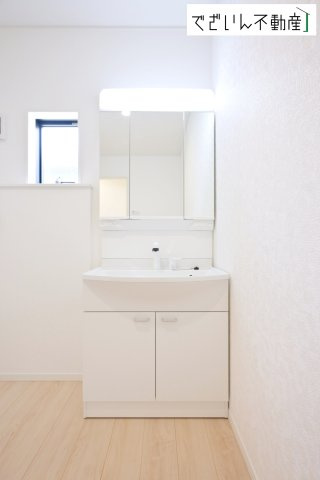 【独立洗面台】 | CRADLE GARDEN加須市馬内第3　【平屋】新築住宅 | ≪4号棟≫スタイリッシュなデザインの三面鏡の洗面化粧台。鏡の裏が収納になっており、整髪料などを収納しておくことができます。
現地(2026年5月撮影)