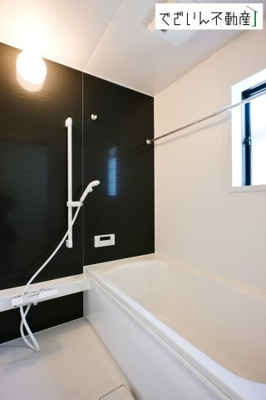 【浴室】 | CRADLE GARDEN加須市馬内第3　【平屋】新築住宅 | ≪4号棟≫清潔感のあるバスルームは、忙しい毎日の中でほっと一息つける場所。育児の合間に、心も体もリセットできる大切な時間が生まれます。
現地(2026年5月撮影)