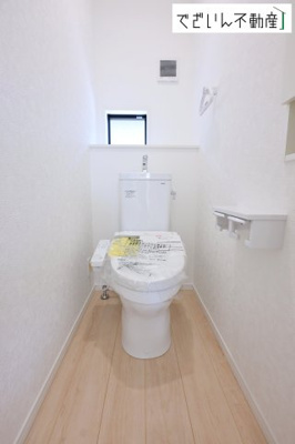 【トイレ】 | CRADLE GARDEN加須市馬内第3　【平屋】新築住宅 | ≪4号棟≫シンプルで清潔感のある空間は、毎日使う場所だからこそ嬉しい。家族みんなが快適に過ごせる工夫が詰まっています。
現地(2026年5月撮影)